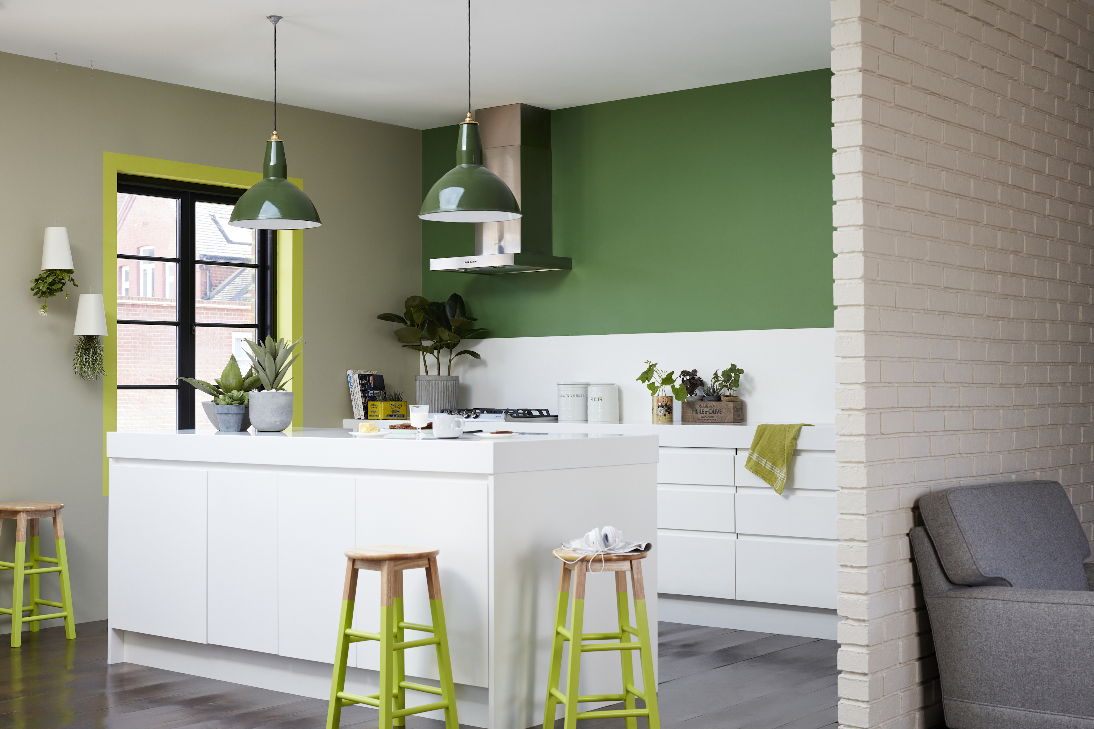 Дизайн покраски кухни. Dulux зеленый. Dulux Green Slate. Кухня с зелеными стенами. Покраска стен на кухне дизайн.